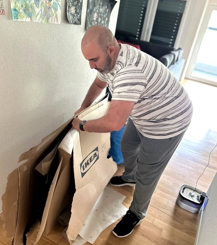 Ösi trägt schwere Kartonagen und Möbel