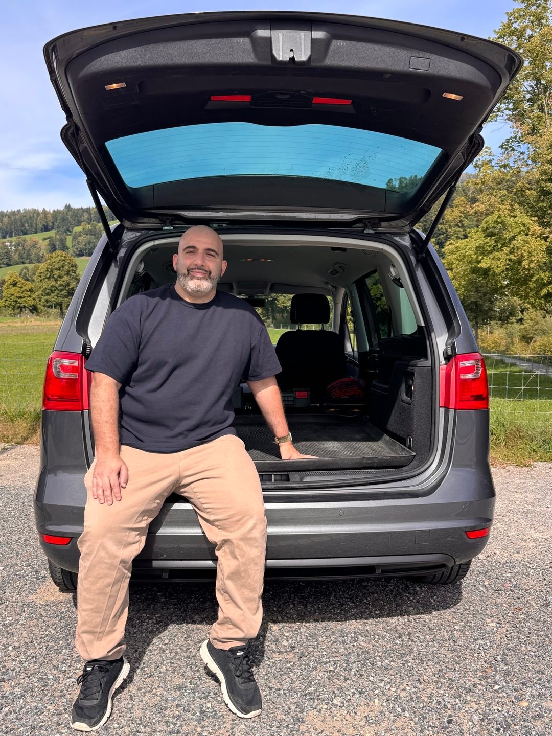Özden «Ösi» Özvar mit seinem Seat Alhambra im Toggenburg